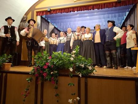 Vsi nastopajoči so skupaj z obiskovalci zapeli  Slakovo V dolini tihi